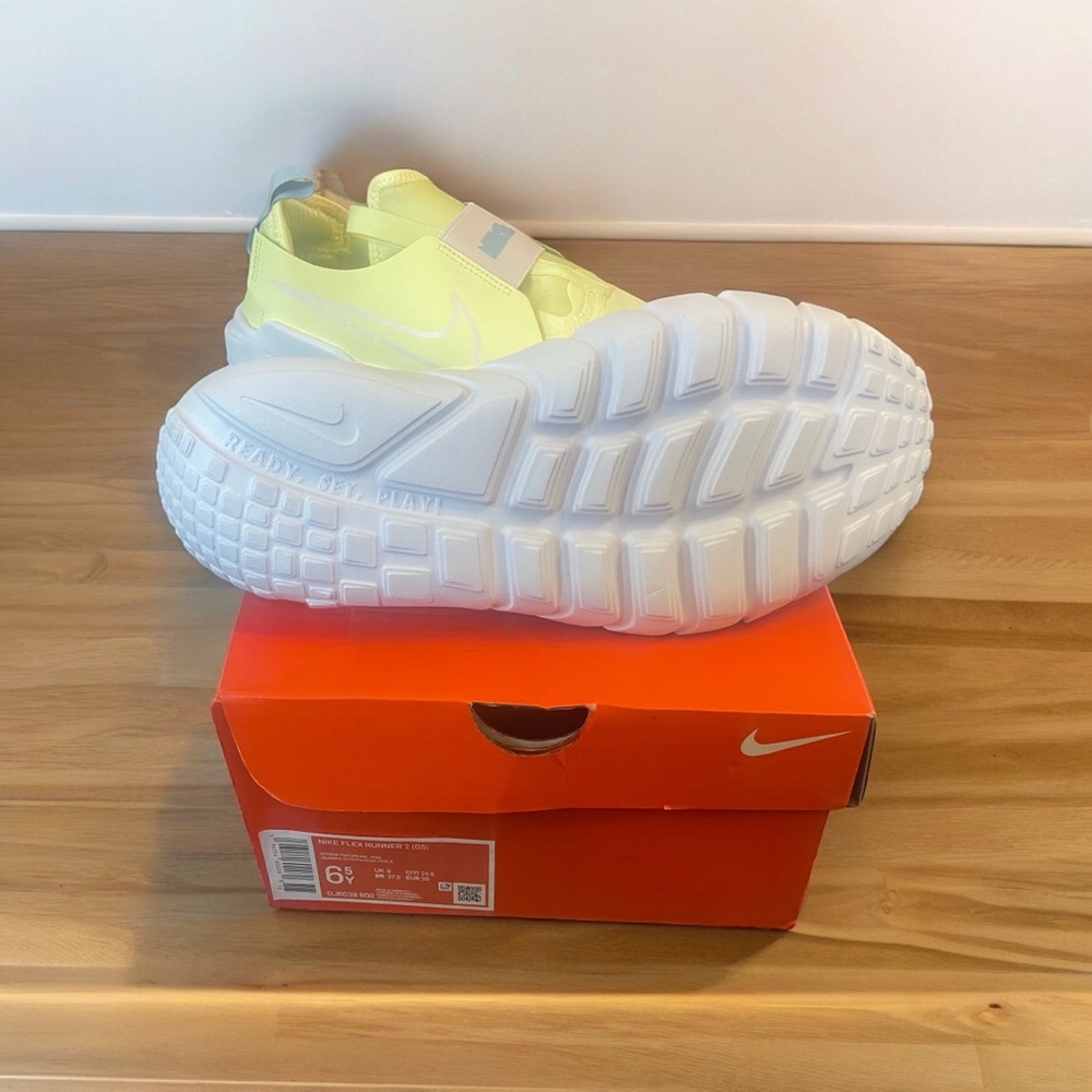 Brand new never worn Nike Flex Runner 2 (GS) 6.5y (women’s 8)